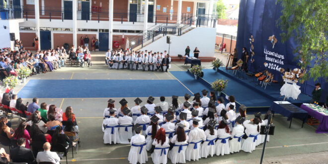 Emotiva ceremonia de Licenciatura de IV° Medios